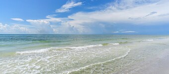 One-of-a-Kind Villa in Beach Castle Direct Views of the Bay, Walk to Beach