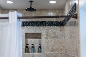 Douche, articles de toilette écologiques, sèche-cheveux