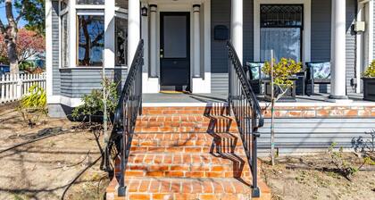 Downtown SLO Victorian+Sleeps 12+Walkable+Private