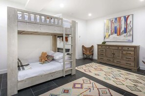 5 bedrooms, iron/ironing board, WiFi, bed sheets