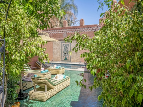 Outdoor pool. Riad Dar Sido