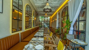 2 restaurantes; se sirven desayunos, almuerzos, cenas y brunches