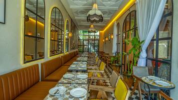 2 restaurants, breakfast, lunch served; local and international cuisine