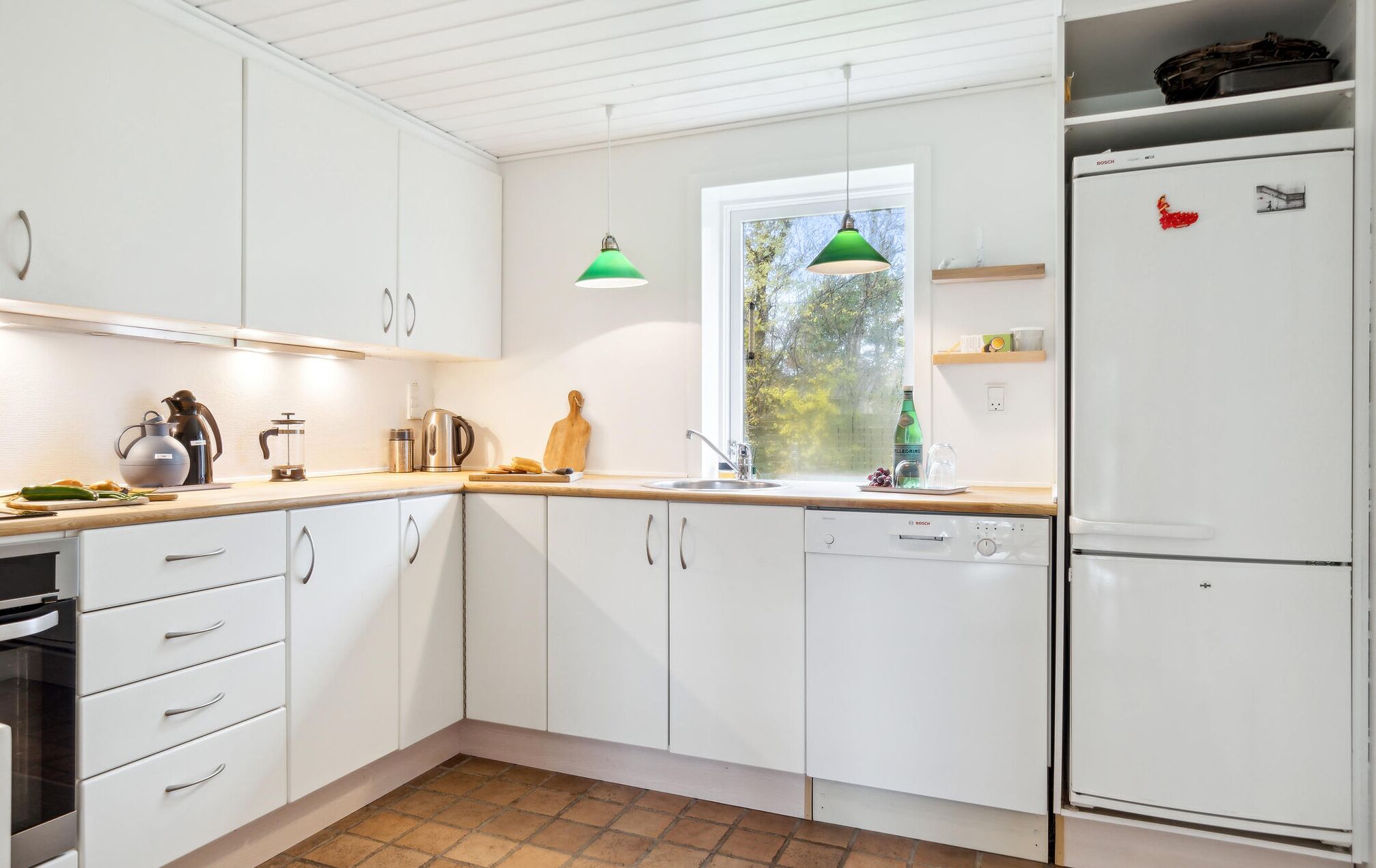 Réfrigérateur, plaque de cuisson, lave-vaisselle, cafetière/bouilloire