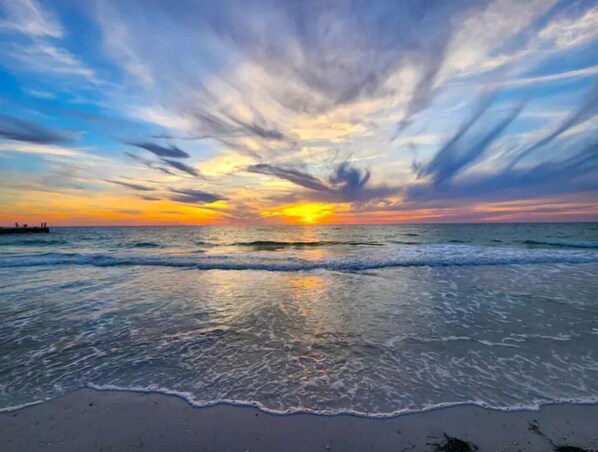 Sun-loungers, beach towels - Waterfront view romantic with a boat slip perfect for adventure and relaxing (Bradenton)