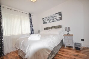 2 chambres, fer et planche à repasser, Wi-Fi, draps fournis