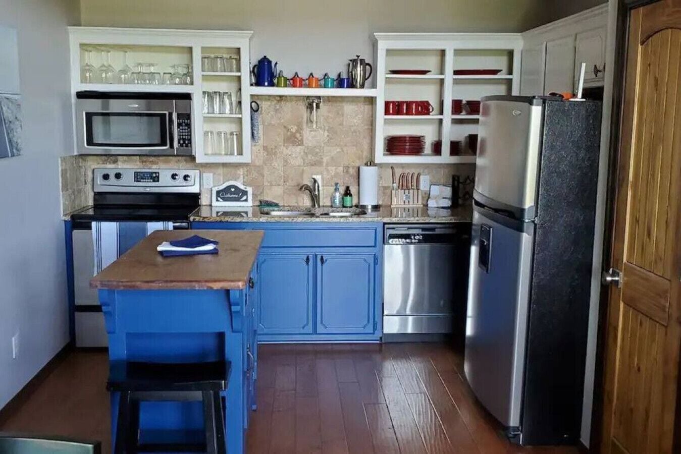 Coffee/tea maker, fridge, microwave, oven