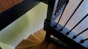 A wooden staircase with a black railing. - Lakeview Hideaway - Amazing View of Lake of the Arbuckles (Sulphur)