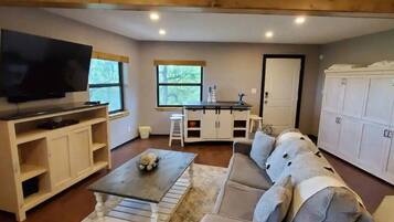 TV, caminetto, impianto stereo