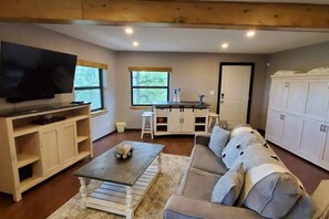 TV, fireplace, stereo