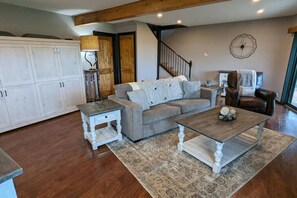 TV, fireplace, stereo