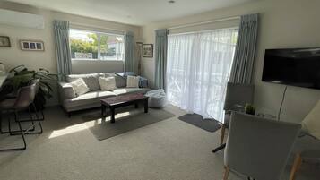 Smart TV, books, stereo