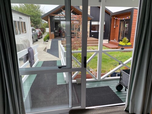 Spacious sunny cottage (airport close, family, pet friendly, disability access)