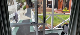 Spacious sunny cottage (airport close, family, pet friendly, disability access)