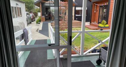 Spacious sunny cottage (airport close, family, pet friendly, disability access)