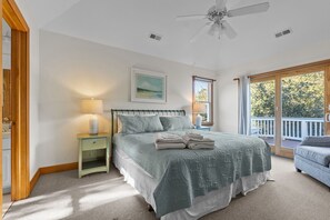 7 bedrooms, travel crib, free WiFi, bed sheets - 7 Ensuites + Private Pool + 5 Min Walk to Downtown (Kitty Hawk)