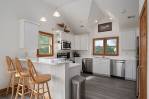 Geladeira, micro-ondas, fogão, cooktop