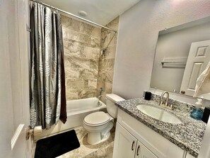 Hårtork, handdukar, tvål och schampo