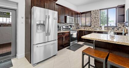 Great Family home by airport with large pooL/yard