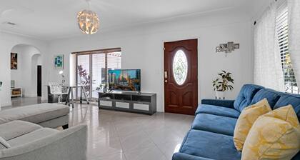 Great Family home by airport with large pooL/yard