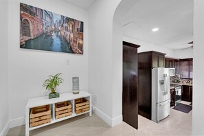 Refrigerador, microondas, horno, placa de cocina