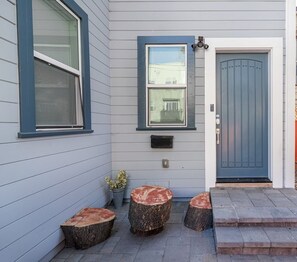 Exterior detail - Modern Luxury House closed to San Francisco & Berkerly & DT Oakland & Alameda (Oakland)