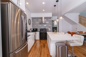Fridge, microwave, dishwasher, toaster - Modern Luxury House closed to San Francisco & Berkerly & DT Oakland & Alameda (Oakland)