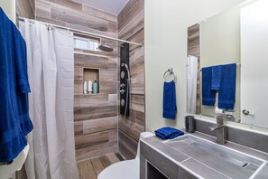 Shower, hair dryer, towels, soap - Modern Luxury House closed to San Francisco & Berkerly & DT Oakland & Alameda (Oakland)
