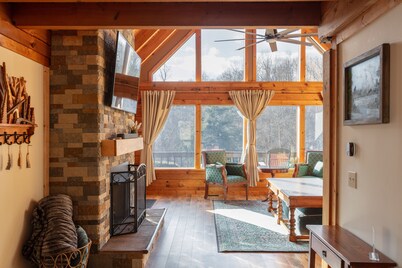 Family-size cabin retreat, sleeps 8
