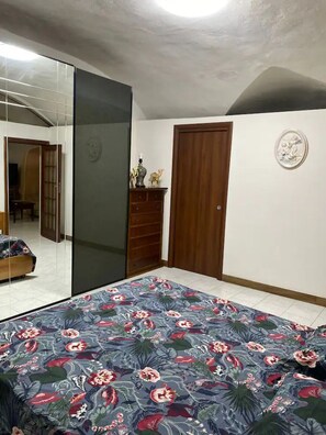 2 bedrooms, iron/ironing board, free WiFi, bed sheets - La Dolce Vita in Naples: Rent Your Holiday Home (Napoli)