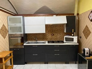 Microwave, stovetop, coffee/tea maker, cookware/dishes/utensils - La Dolce Vita in Naples: Rent Your Holiday Home (Napoli)