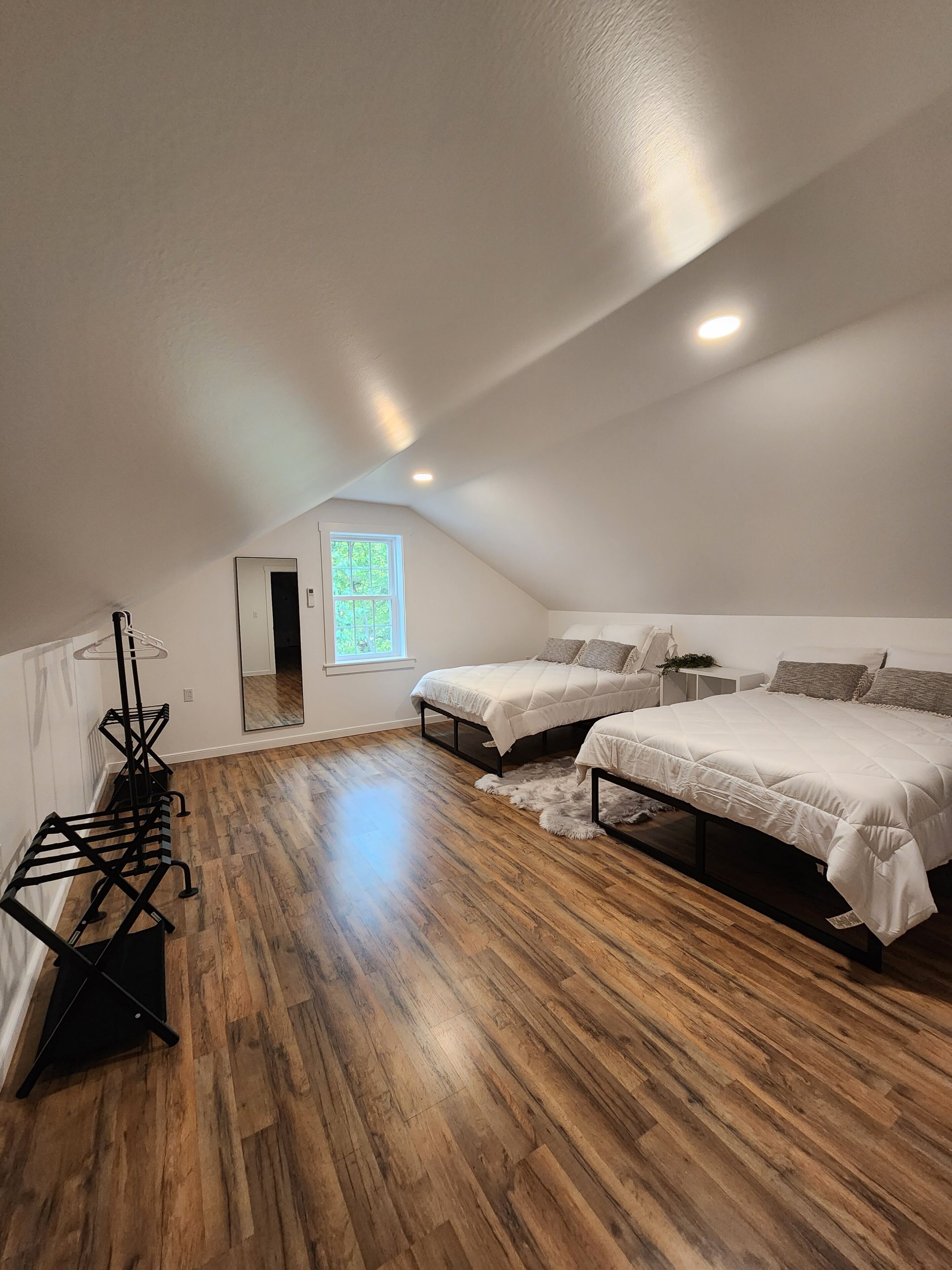 6 Schlafzimmer, Zimmersafe, Schreibtisch, Bügeleisen/Bügelbrett