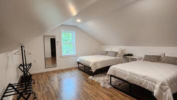 6 Schlafzimmer, Zimmersafe, Schreibtisch, Bügeleisen/Bügelbrett