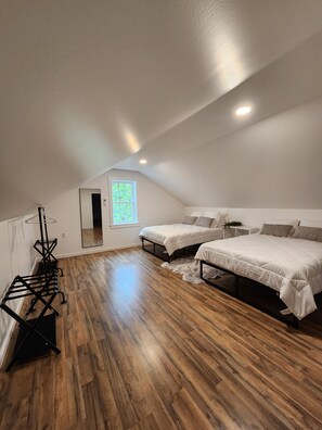 6 soverom, safe på rommet, skrivebord og strykejern/-brett