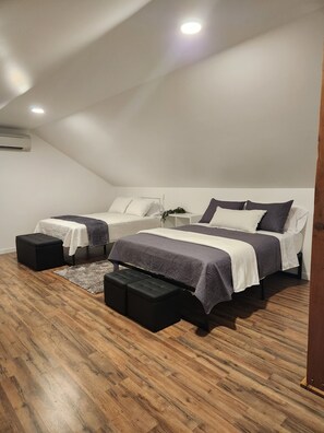 6 Schlafzimmer, Zimmersafe, Schreibtisch, Bügeleisen/Bügelbrett
