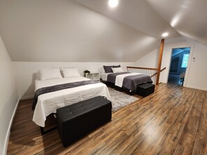 6 Schlafzimmer, Zimmersafe, Schreibtisch, Bügeleisen/Bügelbrett