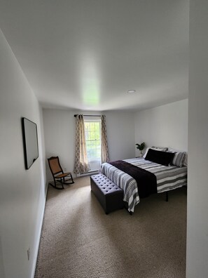 6 makuuhuonetta, tallelokero huoneessa, työpöytä, silitysrauta/-lauta