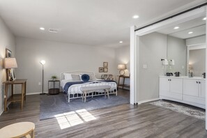 4 bedrooms, desk, iron/ironing board, WiFi