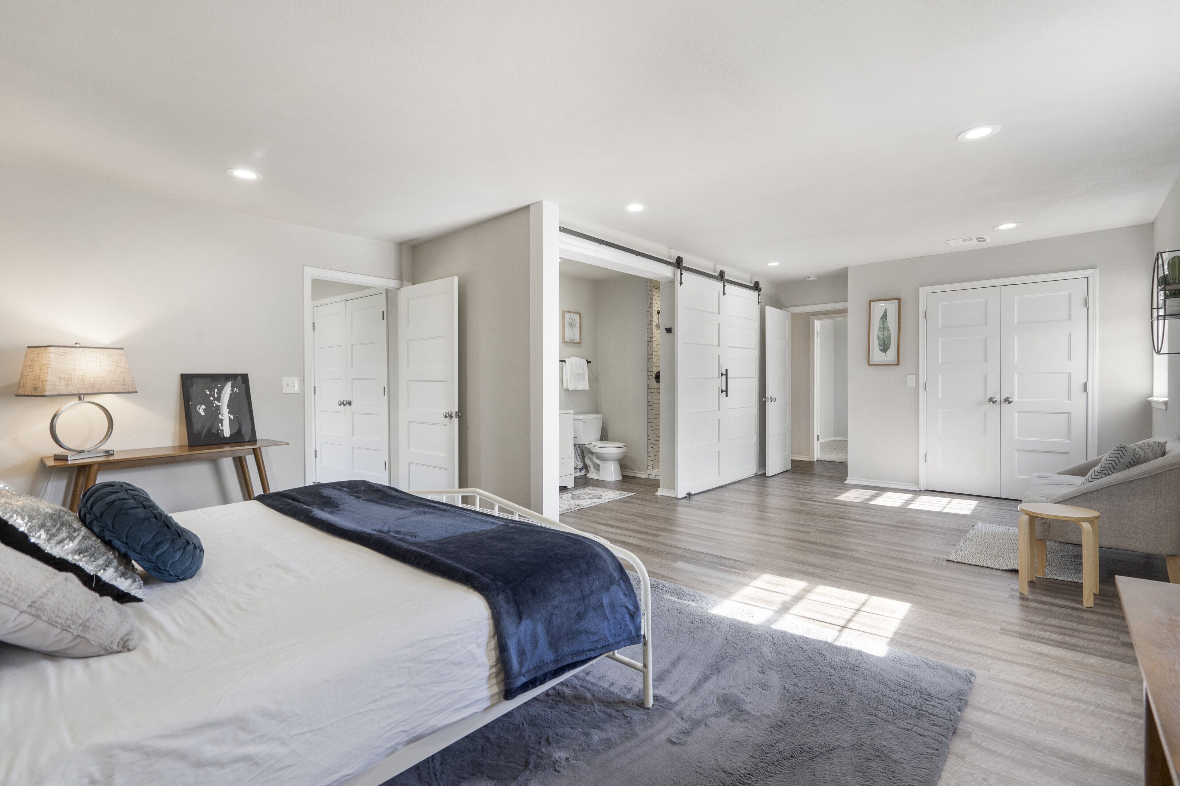 4 habitaciones, escritorio, tabla de planchar con plancha y wifi 