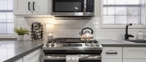 Geladeira, micro-ondas, fogão, cooktop