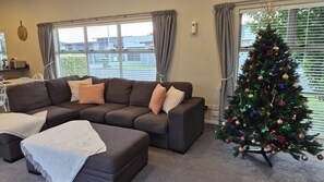 Smart TV, books, computer monitors - Huntington Hideaway - Curated Comfort, Hidden in Huntington (Hamilton)