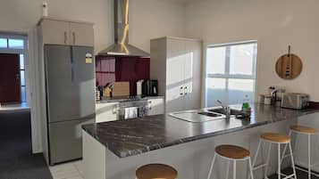 Jääkaappi, mikroaaltouuni, uuni, liesi