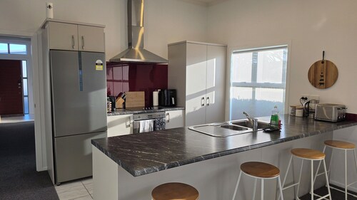 Huntington Hideaway - Curated Comfort, Hidden in Huntington