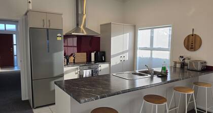 Huntington Hideaway - Curated Comfort, Hidden in Huntington