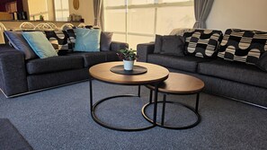 Smart TV, books, computer monitors - Huntington Hideaway - Curated Comfort, Hidden in Huntington (Hamilton)