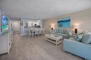 Smart TV - Beachfront Loggerhead Cay 332— Heated Pool, Tennis & Pickleball, 4 Bikes + Beach Gear. Weekly Stays (Sanibel)