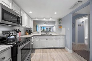 ثلاجة، ميكروويف، فرن، موقد طهي مسطح