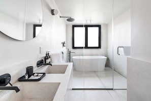 Master Suite | 욕실 | 레인폴 샤워기, 고급 세면용품, 헤어드라이어, 타월
