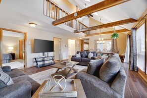 Smart TV, fireplace - Welcome to our Pocono Cottage (Tobyhanna)