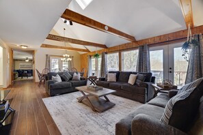 Smart TV, fireplace - Welcome to our Pocono Cottage (Tobyhanna)